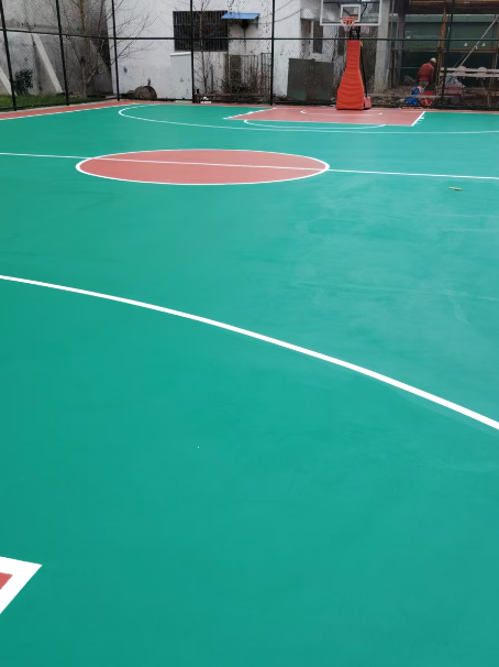 双湖 球场长期使用易出现地面开裂